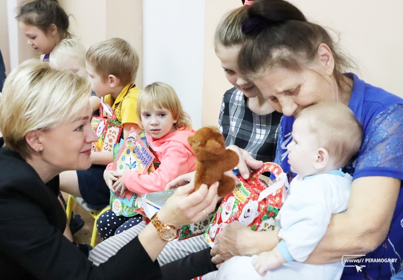 Не остались без подарка маленькие пациенты педиатрического отделения Вилейской ЦРБ