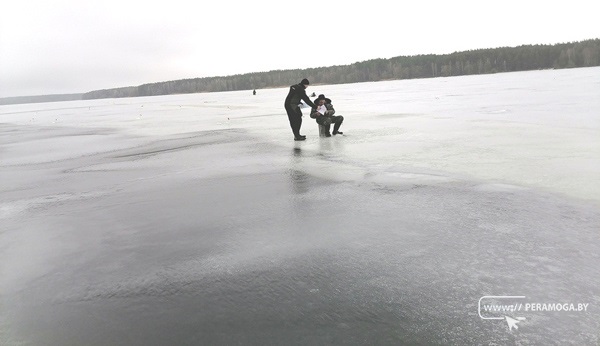 "Я не лезу, где лед тонкий": спасатели провели рейд на Вилейском водохранилище