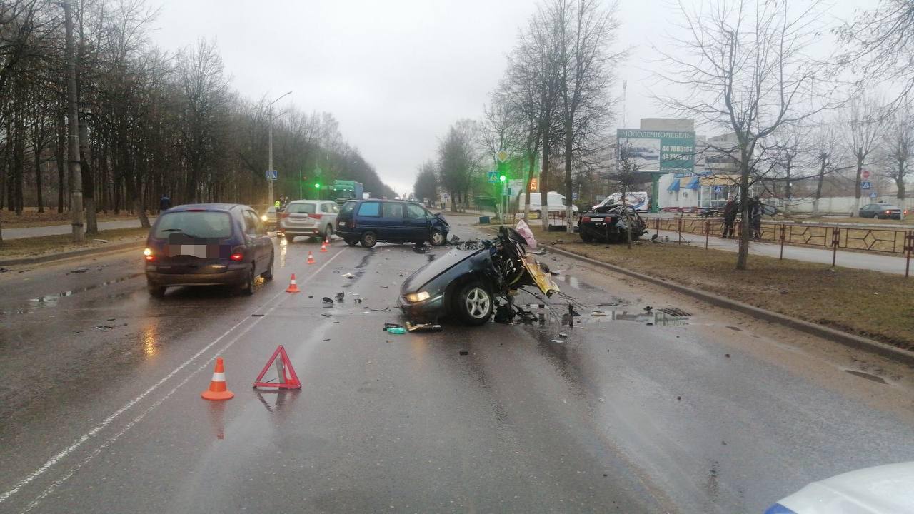 Машину «разорвало» на две части: в Молодечно произошло ДТП с участием 3  автомобилей