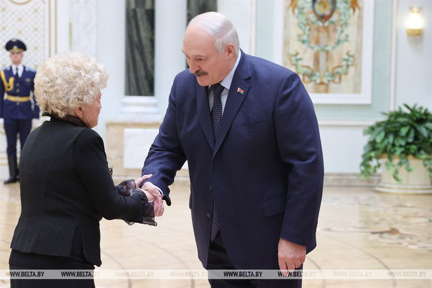 Лукашенко в преддверии Дня Победы вручил государственные награды