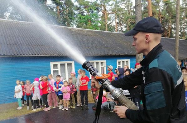 Спасатели побывали в лагере "Сказка". Больше всего ребят заинтересовала их боевая одежда