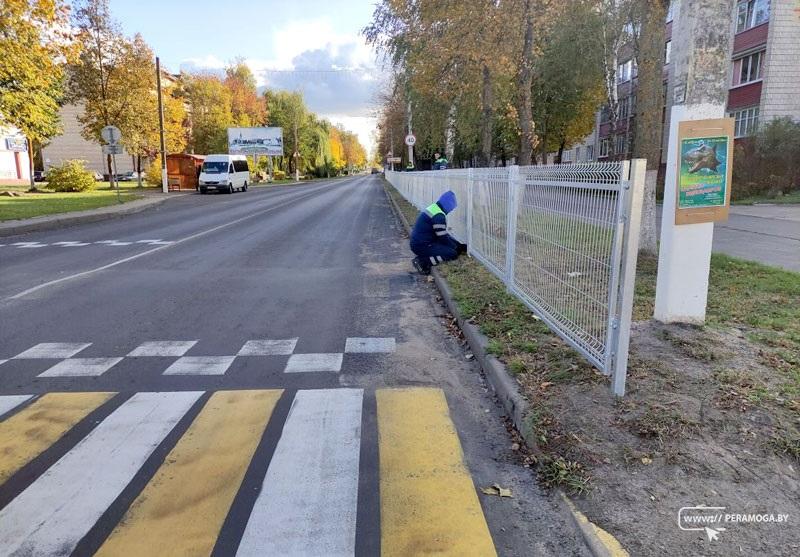 Фотофакт. На улице 17 Сентября появилось новое пешеходное  ограждение