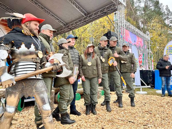 Определена лучшая команда по колке дров среди журналистов