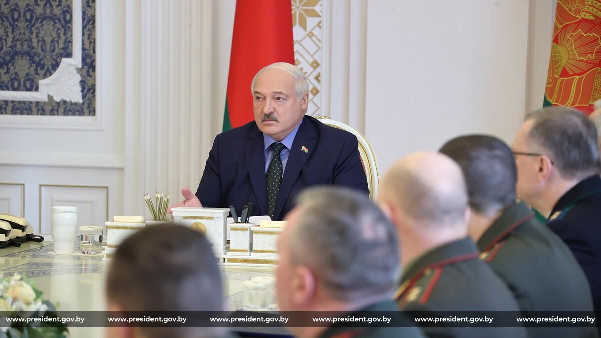 Александр Лукашенко провел совещание по вопросу создания военных прокуратур