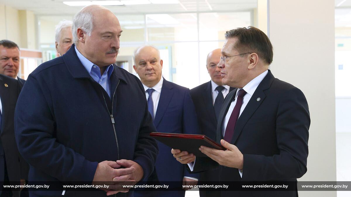 Александру Лукашенко передали символический паспорт БелАЭС, который свидетельствует о готовности объекта