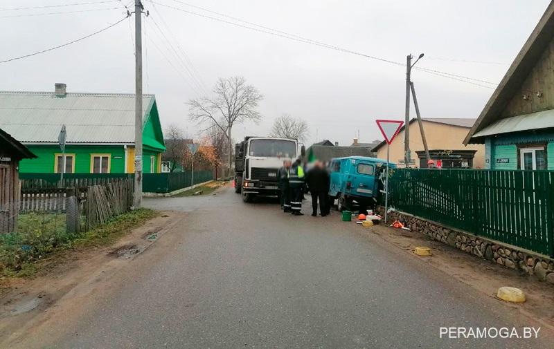 В Вилейском районе груженый МАЗ поехал под запрещенный знак. Короткий путь обернулся ДТП и травмой пассажира