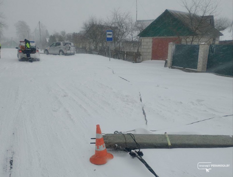 Фура въехала в забор, легковушка оставила деревню без электричества. Два ДТП в Вилейском районе