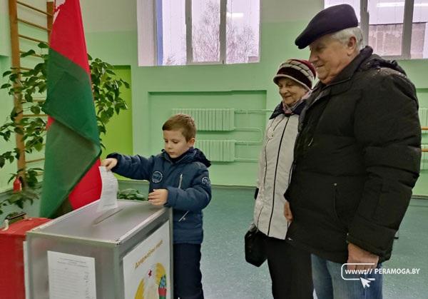 На Вилейщине голосуют не только семьями, но и целыми коллективами