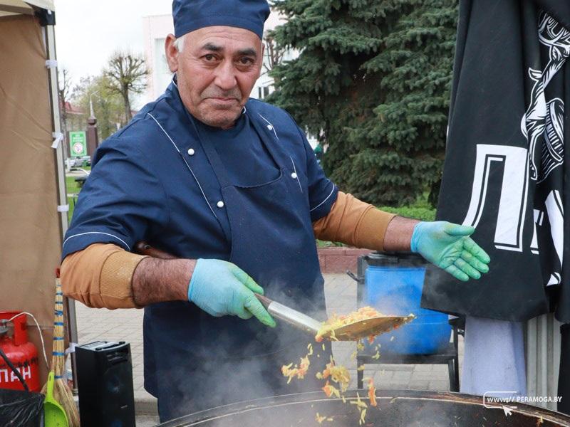 Узбекский плов, жареные шампиньоны и необычные цветы. Чем удивляли покупателей на региональной ярмарке в Вилейке