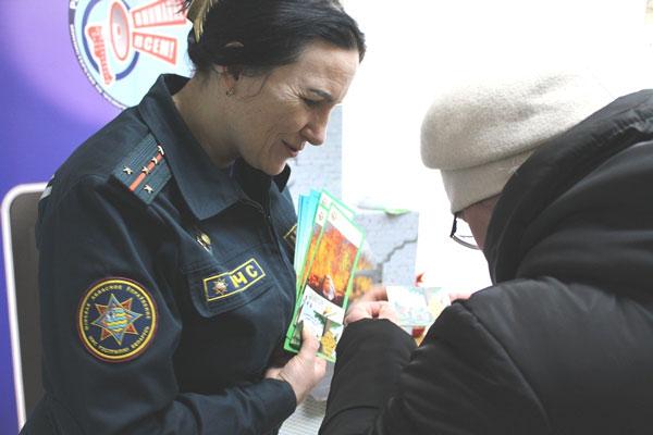 Почтовое отделение принимает посетителей и напоминает о безопасности