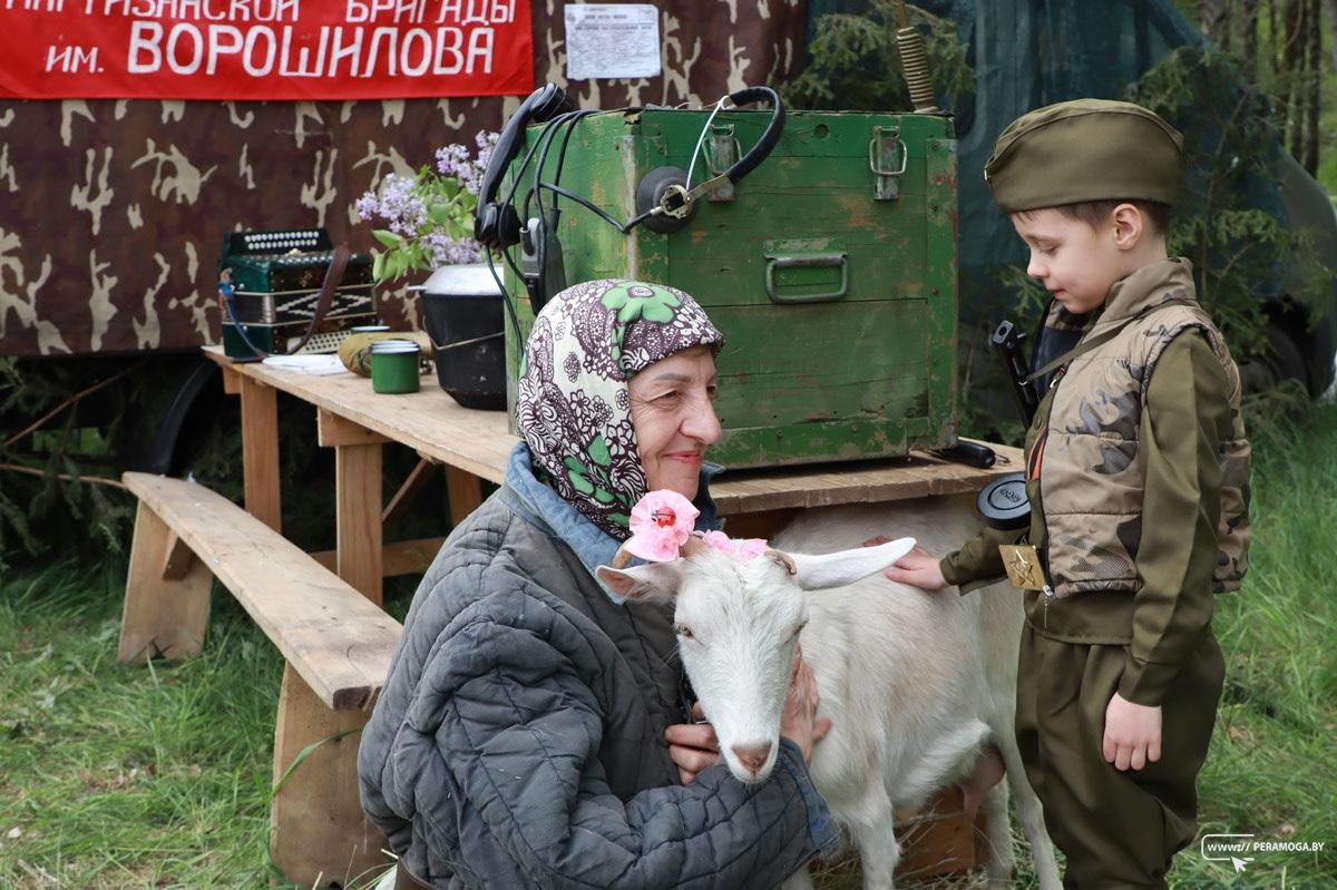 Уникальная "Партизанская деревня", солдатская каша и яркий концерт. Чем удивляли вилейчан в нижнем парке на День Победы?