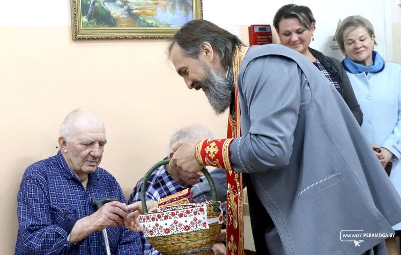 С постояльцами Ижской больницы сестринского ухода поделились пасхальной радостью