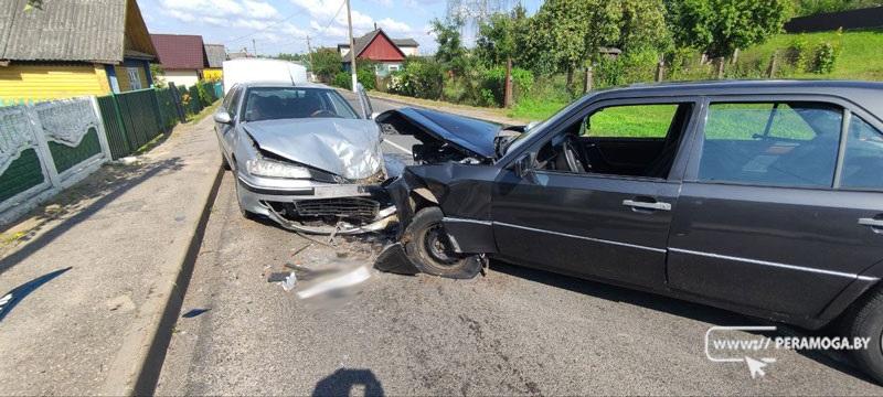 В Вилейке произошло лобовое столкновение автомобилей Peugeot и Mercedes