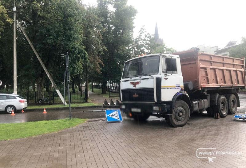 У грузовика в Вилейке на перекрестке отказали тормоза. Большегруз снес светофор