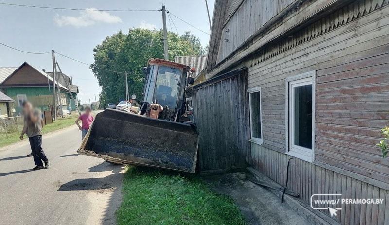 В Куренце «Амкодор» чуть не наехал на похоронную процессию