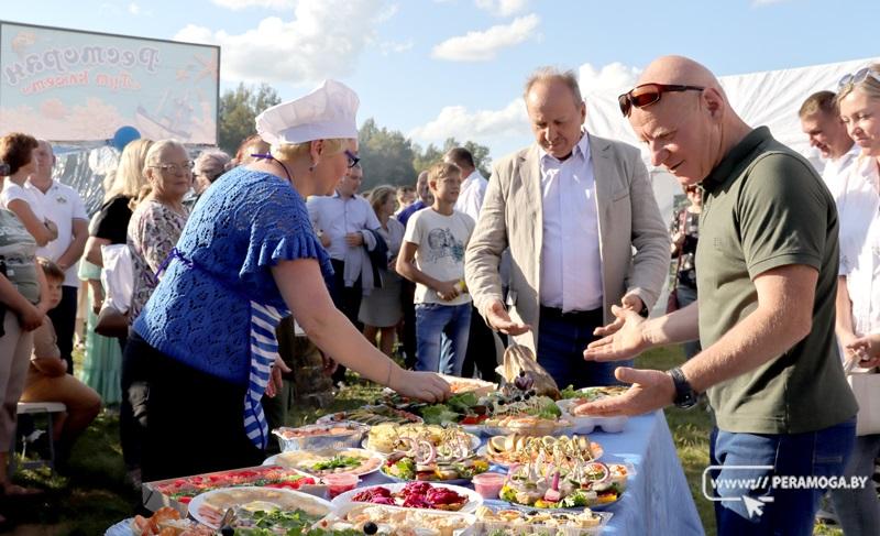 Наваристая уха, узбекский плов, свинина с моллюсками... Каким вкусностями баловали гостей на "Уха-фесте"?