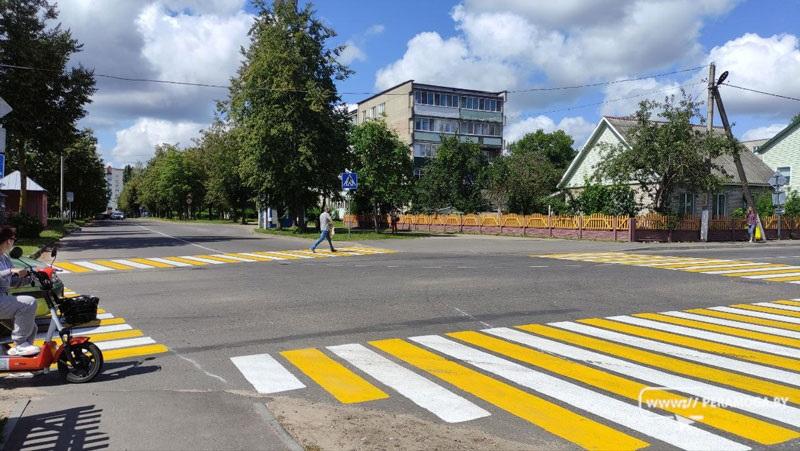 На перекрестке улиц Толстого – Чапаева появилась желто-белая "зебра" На перекрестке улиц Толстого – Чапаева появилась желто-белая "зебра"