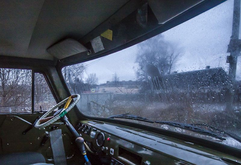 Причинил соседке телесные повреждения в результате умышленного наезда на нее автомобилем