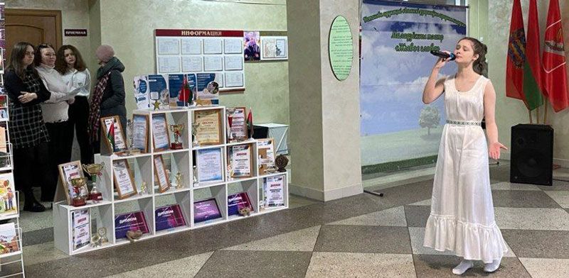 В Илье избирателей встречают песней и выставками творчества