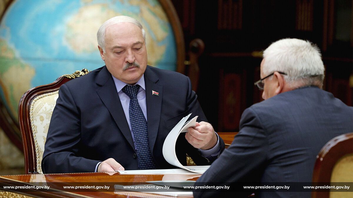 Александр Лукашенко принял с докладом председателя Брестского облисполкома Петра Пархомчика Александр Лукашенко принял с докладом председателя Брестского облисполкома Петра Пархомчика