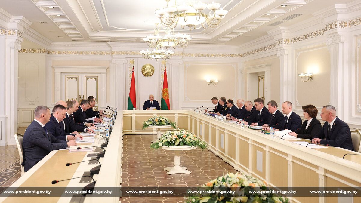 Александр Лукашенко на совещании с руководством Совета Министров обсудил ряд вопросов, требующих принятия взвешенных решений Александр Лукашенко на совещании с руководством Совета Министров обсудил ряд вопросов, требующих принятия взвешенных решений
