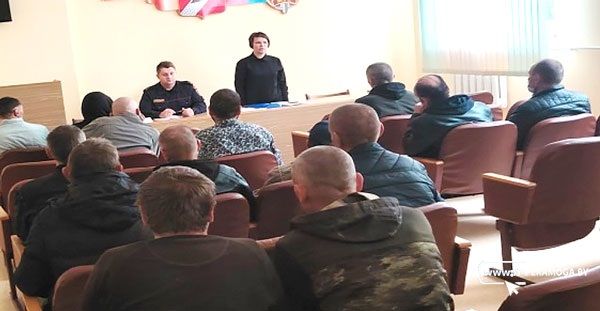 Красили, чинили, убирали. С не занятыми в экономике трудоспособными гражданами провели трудовые и профилактические мероприятия