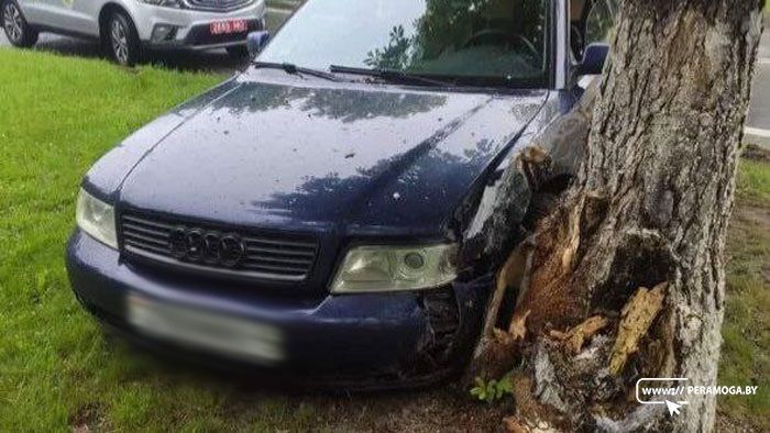 В Вилейке возле почты водитель въехал в дерево