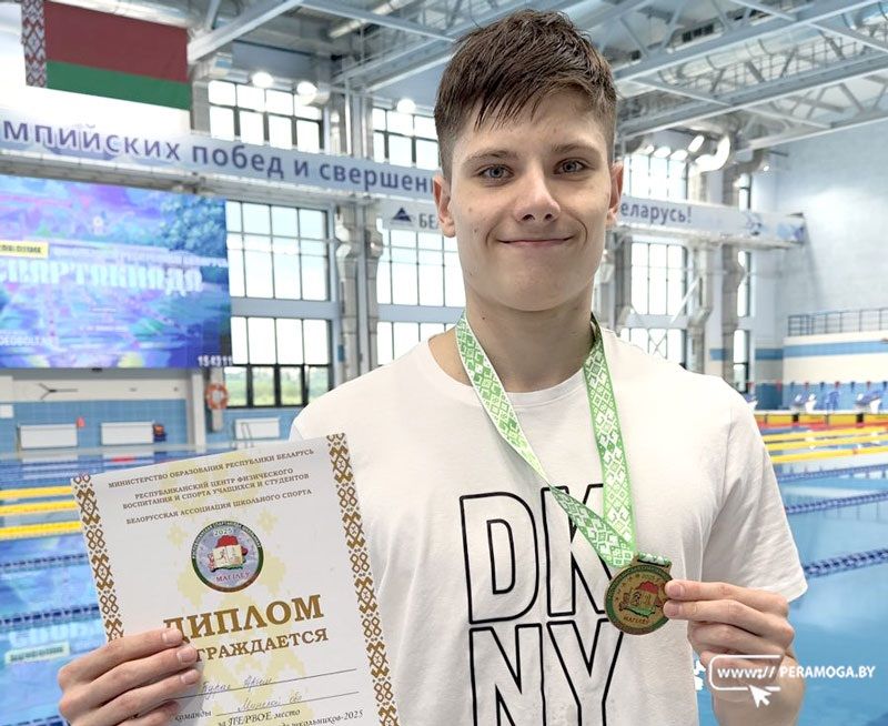 Вилейский пловец Артём Бурак на соревнованиях в Могилёве завоевал золото и серебро