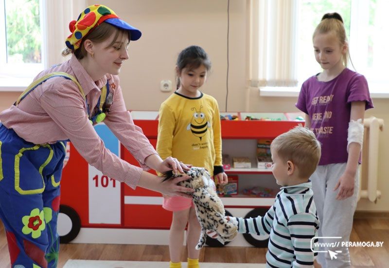 Подарки, игры и танцы. В детском отделении Вилейской ЦРБ 1 июня был настоящий праздник