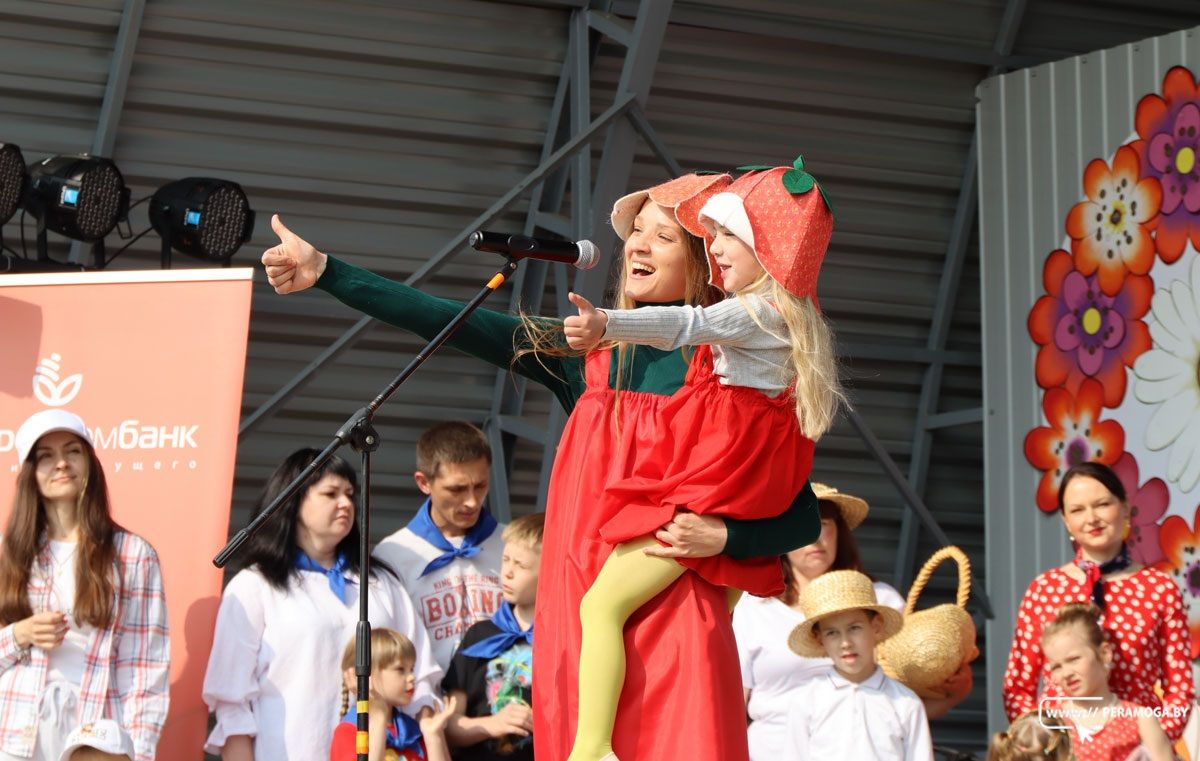 Конкурс в стиле «Фэмили лук», яркое детское шоу «Дино Пати». Смотрите, как в Вилейке прошел Праздник детства и семьи