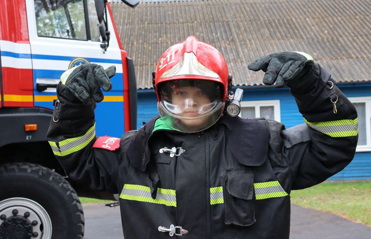 Спасатели с интересной программой посетили детский оздоровительный лагерь «Сказка»