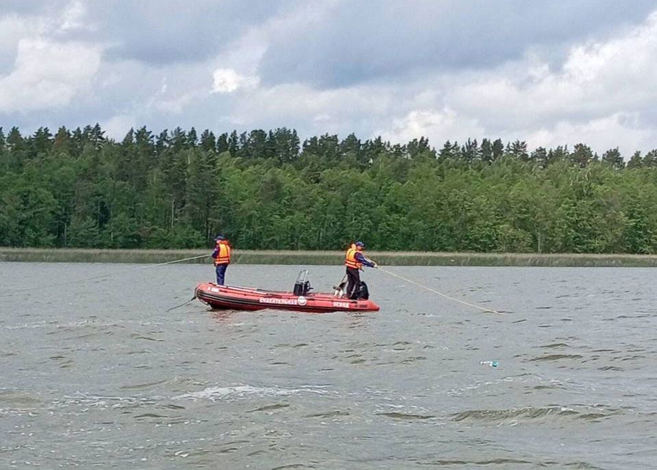 Лодка с рыбаками перевернулась на озере в Вилейском районе