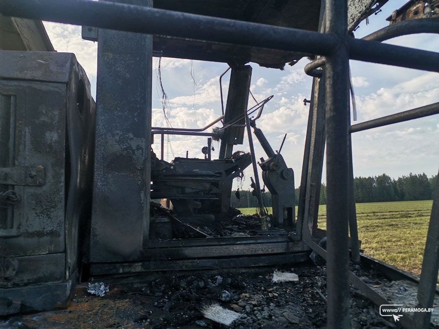 Кормоуборочный комбайн сгорел в поле в Вилейском районе