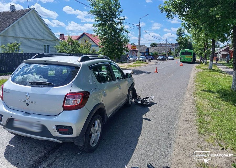 Перепутала педали. В Вилейке автоледи не уступила дорогу автобусу – произошло столкновение