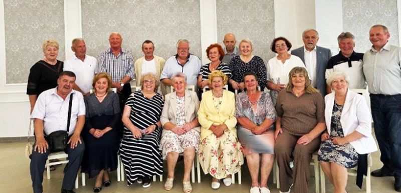 Выпускнікі Мацькаўскай школы і іх класны кіраўнік сустрэліся праз 50 гадоў