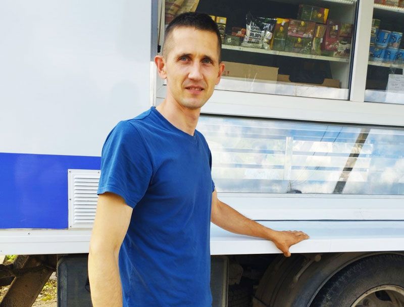 Спяшаецца на вёску крама на колах… З 2007 года працуе ва­дзіцелем-прадаўцом аўтакрамы КУП «Садружнасць» Аляксей Атрошчык