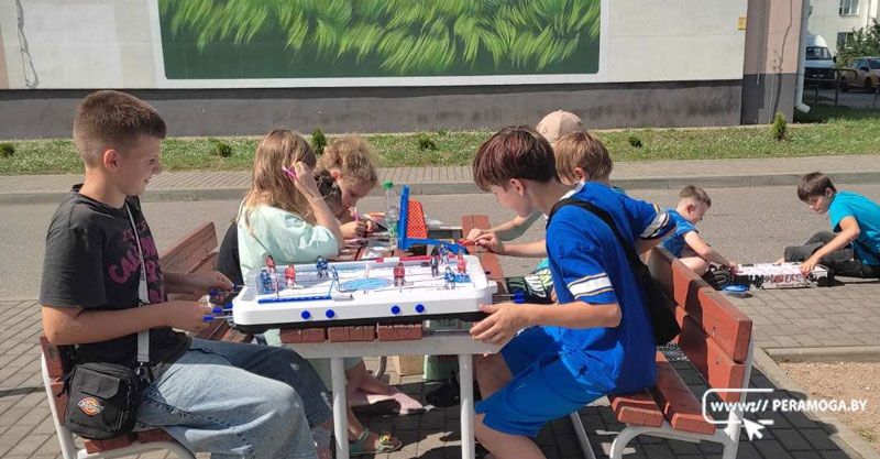 Сотрудники вилейской библиотеки проводят выездные мероприятия на детские площадки города Сотрудники вилейской библиотеки проводят выездные мероприятия на детские площадки города