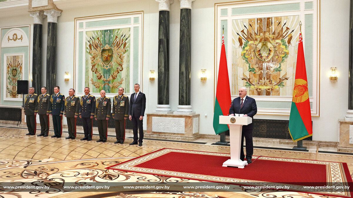 Александр Лукашенко принял участие в церемонии чествования выпускников высших военных учебных заведений и высшего офицерского состава Александр Лукашенко принял участие в церемонии чествования выпускников высших военных учебных заведений и высшего офицерского состава