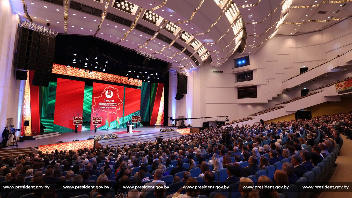 Александр Лукашенко принял участие в торжественном собрании по случаю Дня Независимости Александр Лукашенко принял участие в торжественном собрании по случаю Дня Независимости