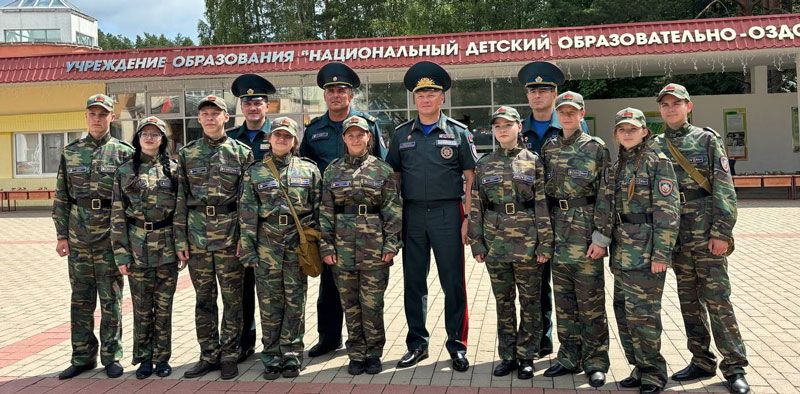 В церемонии открытия в «Зубрёнке»18-го международного слёта юных спасателей-пожарных принимала участие команда «Пламя» Долгиновской средней школы