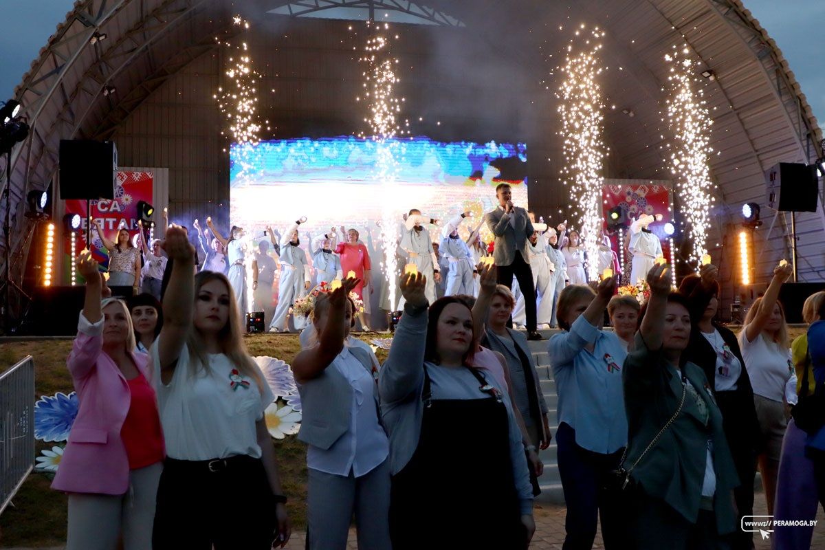 Вечерняя концертная программа в Вилейке на День Независимости собрала много зрителей