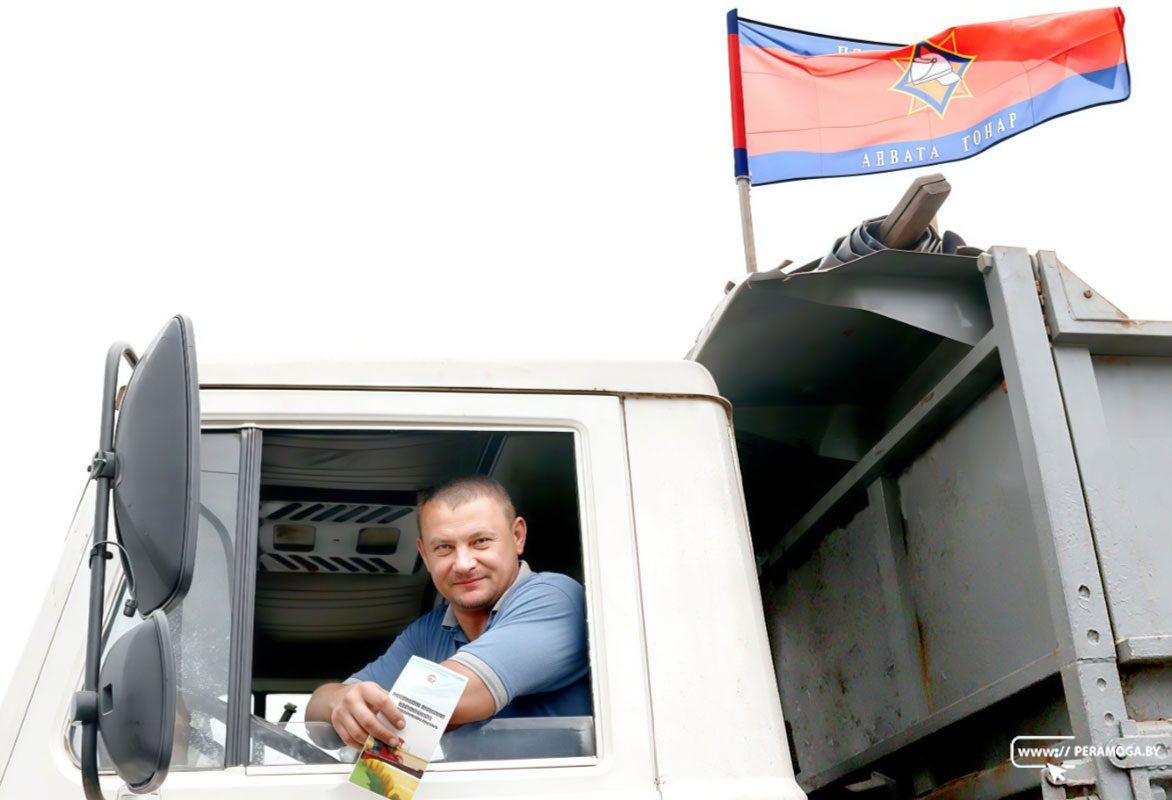 Спасатель Сергей Васин из Вилейки – в отпуске трудится водителем по отвозке зерна и байкер в душе