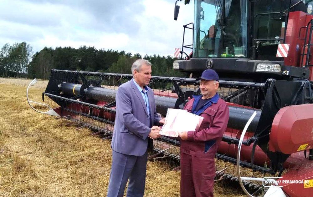 Председатель Минской областной организации профсоюза чествовал передовика уборочной кампании в Вилейском районе Председатель Минской областной организации профсоюза чествовал передовика уборочной кампании в Вилейском районе