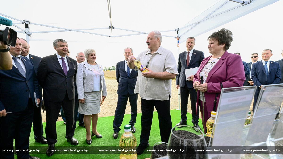 Александр Лукашенко посетил Смолевичский район, где лично проконтролировал ход уборочной кампании Александр Лукашенко посетил Смолевичский район, где лично проконтролировал ход уборочной кампании