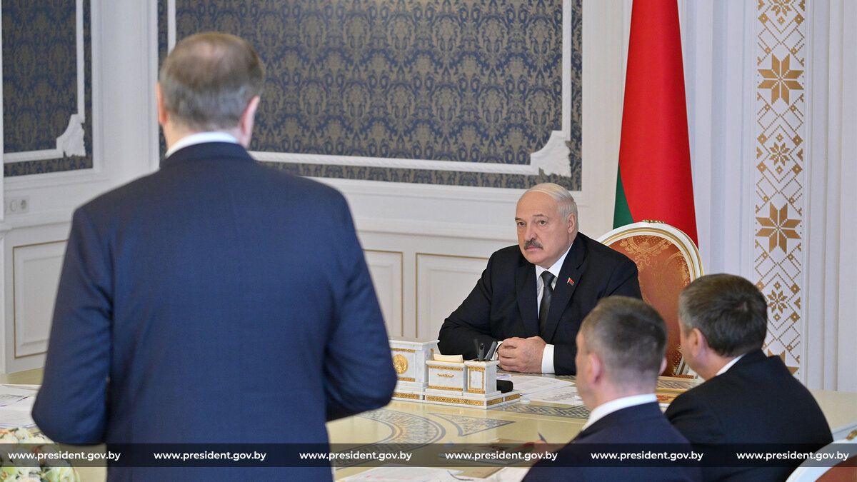 Лукашенко: в любой стране есть два важнейших направления в обеспечении жизнедеятельности людей - продовольствие и лечение Лукашенко: в любой стране есть два важнейших направления в обеспечении жизнедеятельности людей - продовольствие и лечение