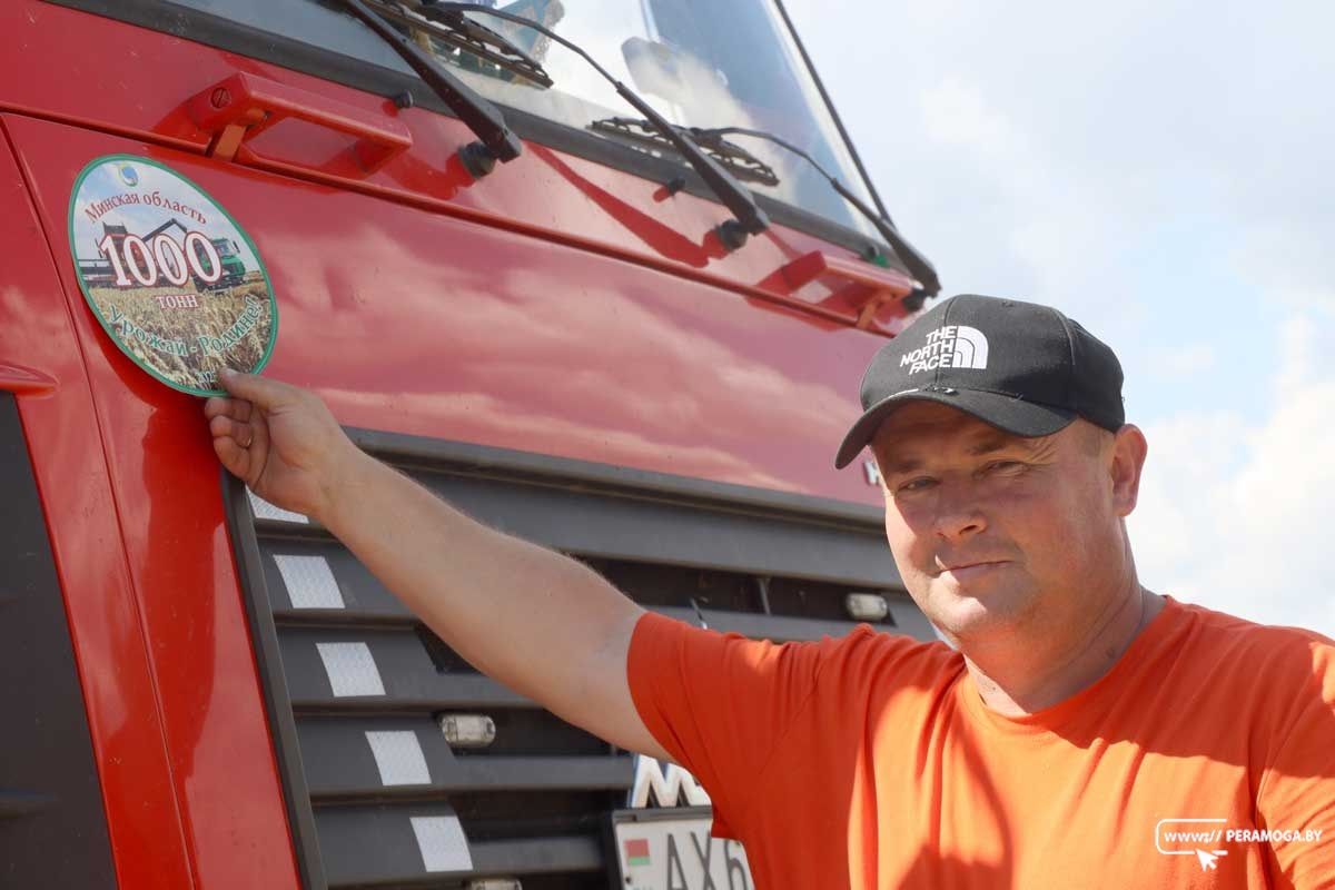 Першых вадзіцеляў-тысячнікаў на жніве-2025 віншавалі на Вілейшчыне