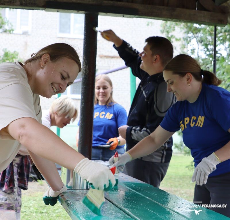 Двор по улице Октябрьской стал чистым и уютным