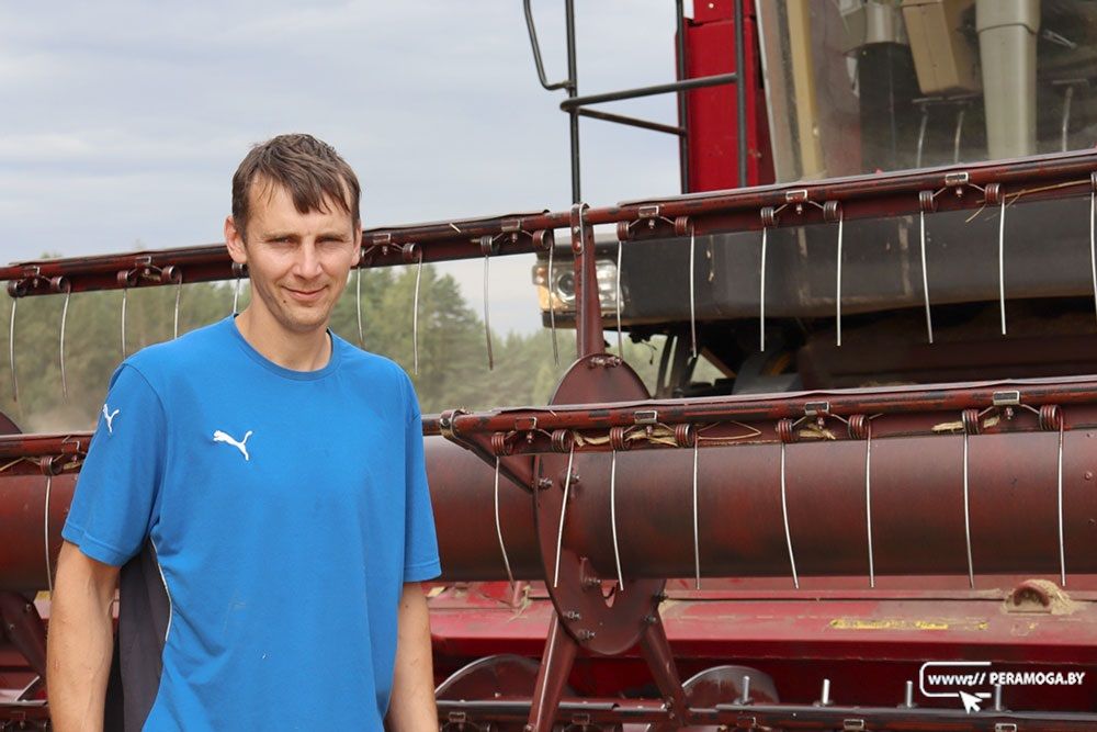 Вилейчанин на время отпуска спасательную технику сменил на комбайн Вилейчанин на время отпуска спасательную технику сменил на комбайн