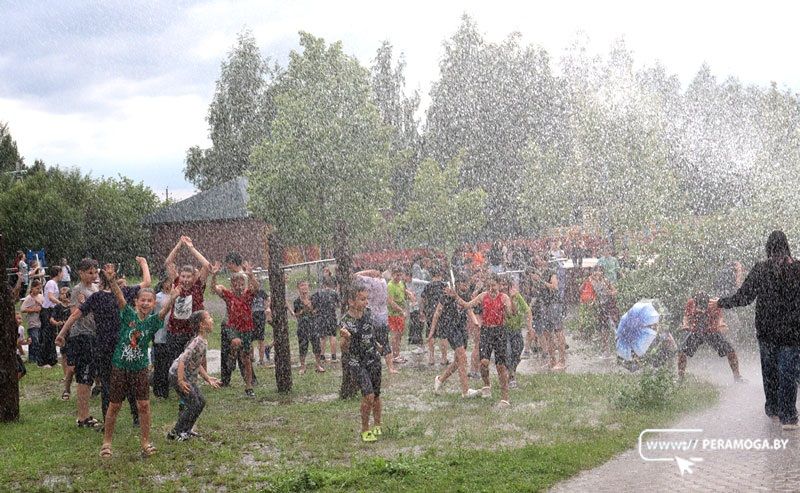 Яркая водная феерия – от вилейских спасателей. Дети были в восторге