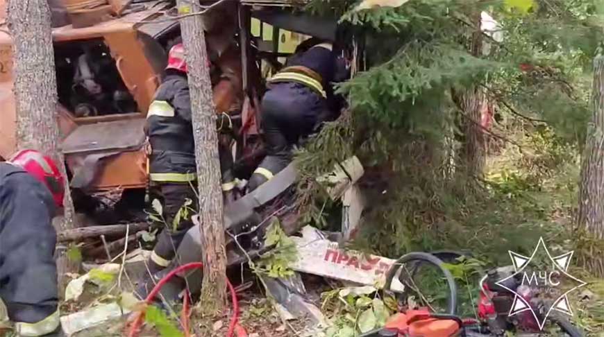 Автобус столкнулся с погрузчиком в Вилейском районе, одного из водителей деблокировали спасатели